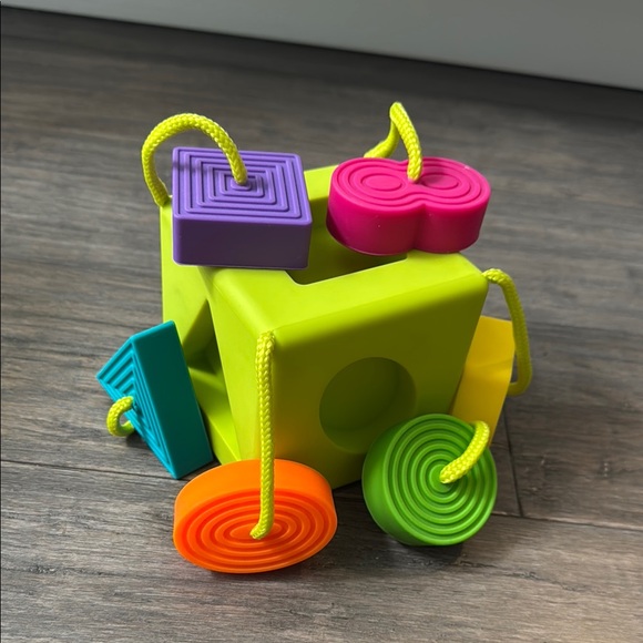 Fat Brain toys- Oombee cube & InnyBin - Picture 3 of 4